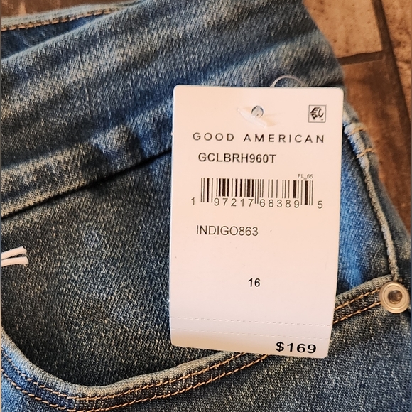 Good American Good Classic Slim Bootcut Jeans - Picture 7 of 11